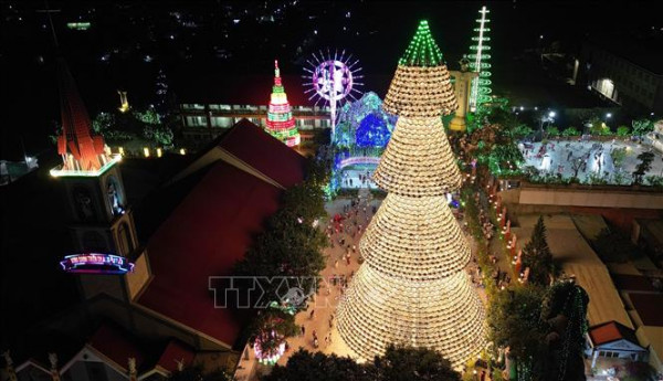 vna_potal_dong_nai’s_unique_christmas_tree_of_3800_conical_hats__stand (2).jpg