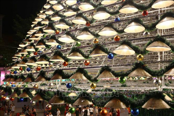 vna_potal_dong_nai’s_unique_christmas_tree_of_3800_conical_hats__stand (3).jpg